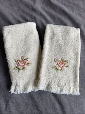 Vintage Avanti Cream Rose Embroidered Hand Towels - Set of 2